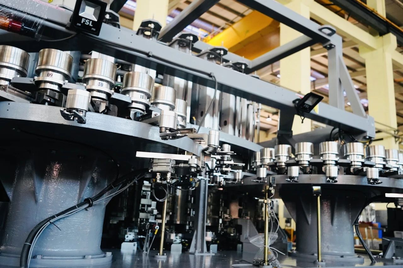 里程碑時刻！達意隆引領亞洲首臺自制72000BPH高速吹貼灌旋